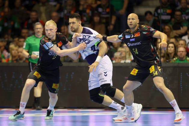 07 05 2026, xtgx, Handball, EHF Champions League 1 4 Final, SC Magdeburg Pick Szeged v l Magnus Saugstrup Magdeburg, 23 , Bence Banhidi Szeged, 27 , Oscar Bergendahl Magdeburg, 54 duel, duel, fight, tackle Magdeburg