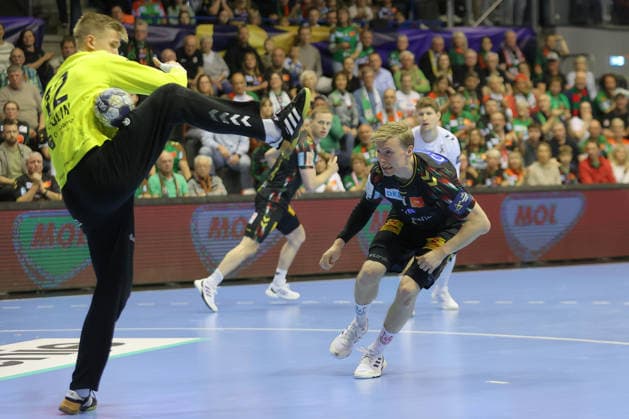07 05 2026, xtgx, Handball, EHF Champions League 1 4 Final, SC Magdeburg Pick Szeged v l Tobias Thulin Szeged, 12 , Gisli Thorgeir Kristjansson Magdeburg, 10 Parade, holds the ball, catches the ball, parries Magdeburg