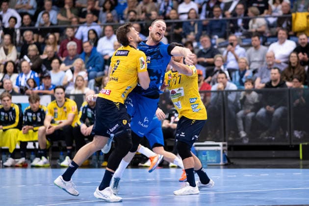 Steven Plucnar Jacobsen Rhein Neckar Loewen, 09 and Dani Baijens Rhein Neckar Loewen, 77 , tackle Kai Haefner, TVB Stuttgart, 34 TVB Stuttgart vs Rhein Neckar Loewen, DAIKIN Handballbundesliga, 31 Matchday, Season 2025 2026, 07 05 2026 Eibner Pressefoto Andreas Ulmer TVB Stuttgart vs Rhein Neckar Loewen, DAIKIN Handballbundesliga, 31 Matchday, Season 2025 2026, 07 05 2026 Stuttgart Copyright: xEibner-Pressefoto AndreasxUlmerx EP_AUR