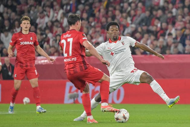 Nicolas Hoefler SC Freiburg, 27 with ball in front of Jean Baptiste Gorby Sporting Braga, 29 GER, SC Freiburg Sporting Braga, football, Europa League, semi-final, 2025 2026 season, 07 05 2026 GER, SC Freiburg Sporting Braga, football, Europa League, semi-final, 2025 2026 season, 07 05 2026 Freiburg Copyright: xEibner-Pressefoto ThomasxHessx EP_THS