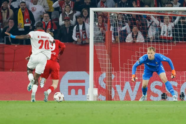 Mario Dorgeles Sporting Braga, 20 fouls Niklas Beste SC Freiburg, 19 , resulting in a red card , Germany, Football, UEFA Europa League, semi-final, 2025 2026, SC Freiburg vs Sporting Braga, 07 05 2026, Freiburg im Breisgau Europa Park Stadion Germany Copyright: xGrantxHubbsx