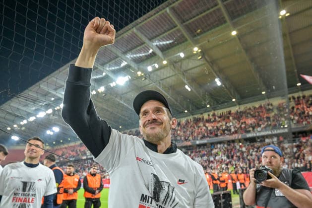 Julian Schuster SC Freiburg, Coach cheers in front of the fans after the end of the match about reaching the final GER, SC Freiburg Sporting Braga, Football, Europa League, Semi-final, Season 2025 2026, 07 05 2026 GER, SC Freiburg Sporting Braga, Football, Europa League, Semi-final, Season 2025 2026, 07 05 2026 Freiburg Copyright: xEibner-Pressefoto ThomasxHessx EP_THS