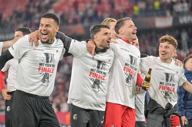 Noah Atubolu SC Freiburg, 01 , Vincenzo Grifo SC Freiburg, 32 , Christian Guenter SC Freiburg, 30 , Philipp Treu SC Freiburg, 29 celebrate reaching the final with the fans GER, SC Freiburg Sporting Braga, Football, Europa League, Semi-final, 2025 2026 season, 07 05 2026 GER, SC Freiburg Sporting Braga, Football, Europa League, Semi-final, 2025 2026 season, 07 05 2026 Freiburg Copyright: xEibner-Pressefoto ThomasxHessx EP_THS