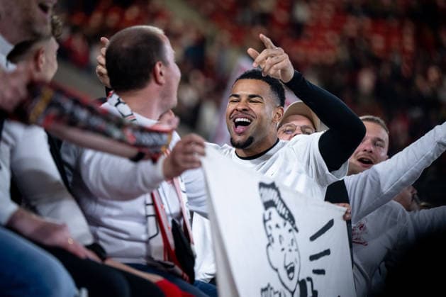 GER, Europa League, semi-final, SC Freiburg vs Sporting Braga 07 05 2026, Europa Park Stadion, Freiburg, GER, Europa League, semi-final, SC Freiburg vs Sporting Braga, in the picture Noah Atubolu SC Freiburg, 01 celebrates the 3 1 victory and entry into the final and celebrates with the fans Ultras in the stands, nordphotoxGmbHx xMemmler nph00005