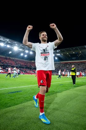 GER, Europa League, semi-final, SC Freiburg vs Sporting Braga 07 05 2026, Europa Park Stadion, Freiburg, GER, Europa League, semi-final, SC Freiburg vs Sporting Braga, in the picture Lucas Höler SC Freiburg, 09 celebrates the 3 1 victory and entry into the final and is celebrated by the fans, nordphotoxGmbHx xMemmler nph00005