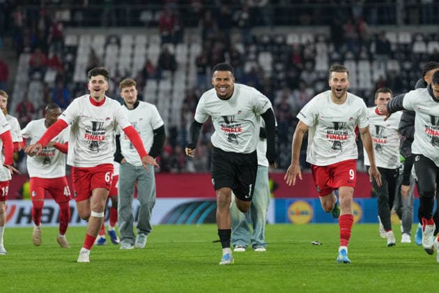 The team celebrates reaching the final with the fans, Karl Steinmann SC Freiburg, 65 , Noah Atubolu SC Freiburg, 01 , Lucas Höler Lucas Hoeler SC Freiburg, 09 , Germany, Football, UEFA Europa League, semi-final, second leg, 2025 2026, SC Freiburg vs SC Braga, 07 05 2026, Europa Park Stadion, Freiburg Freiburg Europa Park Stadion Baden Württemberg Germany Copyright: xArnexAmbergx