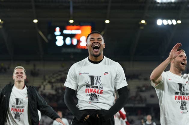 The team celebrates reaching the final with the fans, Noah Atubolu SC Freiburg, 01 , Germany, Football, UEFA Europa League, semi-final, second leg, 2025 2026, SC Freiburg vs SC Braga, 07 05 2026, Europa Park Stadion, Freiburg Freiburg Europa Park Stadion Baden Württemberg Germany Copyright: xArnexAmbergx
