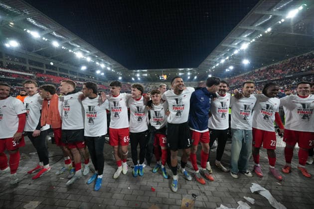 The team celebrates reaching the final with the fans , Germany, Football, UEFA Europa League, semi-final, second leg, 2025 2026, SC Freiburg vs SC Braga, 07 05 2026, Europa Park Stadion, Freiburg Freiburg Europa Park Stadion Baden Württemberg Germany Copyright: xArnexAmbergx