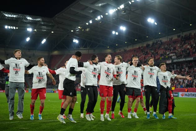 The team celebrates reaching the final with the fans , Germany, Football, UEFA Europa League, semi-final, second leg, 2025 2026, SC Freiburg vs SC Braga, 07 05 2026, Europa Park Stadion, Freiburg Freiburg Europa Park Stadion Baden Württemberg Germany Copyright: xArnexAmbergx