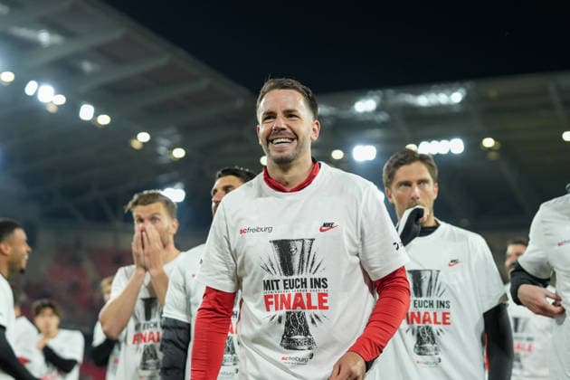The team celebrates reaching the final with the fans, Christian Günter Christian Guenter SC Freiburg, 30 , Germany, Football, UEFA Europa League, semi-final, second leg, 2025 2026, SC Freiburg vs SC Braga, 07 05 2026, Europa Park Stadion, Freiburg Freiburg Europa Park Stadion Baden Württemberg Germany Copyright: xArnexAmbergx