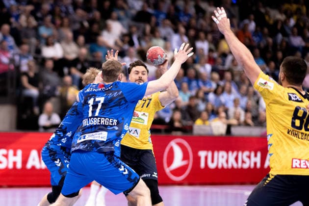 Dani Baijens Rhein Neckar Loewen, 77 , against Samuel Roethlisberger TVB Stuttgart, 17 , TVB Stuttgart vs Rhein Neckar Loewen, DAIKIN Handballbundesliga, 31 Matchday, Season 2025 2026, 07 05 2026 Eibner Pressefoto Andreas Ulmer TVB Stuttgart vs Rhein Neckar Loewen, DAIKIN Handballbundesliga, 31 Matchday, Season 2025 2026, 07 05 2026 Stuttgart Copyright: xEibner-Pressefoto AndreasxUlmerx EP_AUR