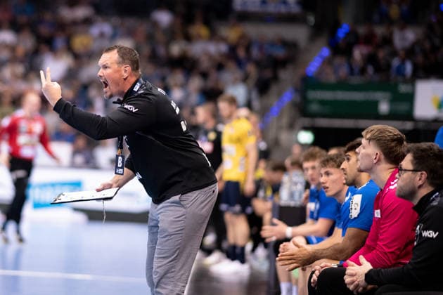 Misha Kaufmann, TVB Stuttgart, Coach Coach , shows it two muesst ihr sein TVB Stuttgart vs Rhein Neckar Loewen, DAIKIN Handballbundesliga, 31 Spieltag, Saison 2025 2026, 07 05 2026 Eibner Pressefoto Andreas Ulmer TVB Stuttgart vs Rhein Neckar Loewen, DAIKIN Handballbundesliga, 31 Spieltag, Saison 2025 2026, 07 05 2026 Stuttgart Copyright: xEibner-Pressefoto AndreasxUlmerx EP_AUR