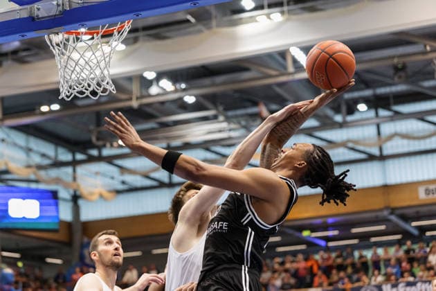 Perttu Blomgren MBC, 20 , Austin Crowley Bamberg, 85 , Syntainics MBC vs BMA365 Bamberg Baskets, Basketball, 1 Bundesliga, Men, 33 Matchday, Season 2025 26, 08 05 2026 Weißenfels Stadthalle Sachsen Anhalt Germany
