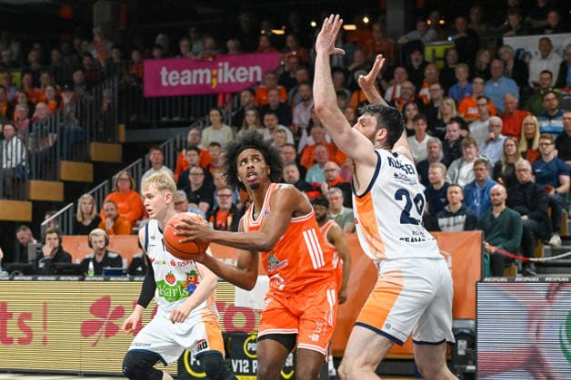 Malik Parsons RASTA Vechta, 03 on the ball against Owen Klassen Rostock Seawolves, 29 RASTA Vechta vs Rostock Seawolves, easyCredit Basketball Bundesliga, 33 Matchday, Season 2025 2026, 08 05 2026, RASTA Vechta vs Rostock Seawolves, easyCredit Basketball Bundesliga, 33 Matchday, Season 2025 2026, 08 05 2026 Vechta Copyright: xEibner-Pressefoto RobertxGertzenx EP_RGN