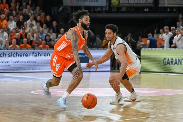 Tevin Brown RASTA Vechta, 10 vs Dominic Lockhart Rostock Seawolves, 03 RASTA Vechta vs Rostock Seawolves, easyCredit Basketball Bundesliga, 33 Matchday, Season 2025 2026, 08 05 2026, RASTA Vechta vs Rostock Seawolves, easyCredit Basketball Bundesliga, 33 Matchday, Season 2025 2026, 08 05 2026 Vechta Copyright: xEibner-Pressefoto RobertxGertzenx EP_RGN