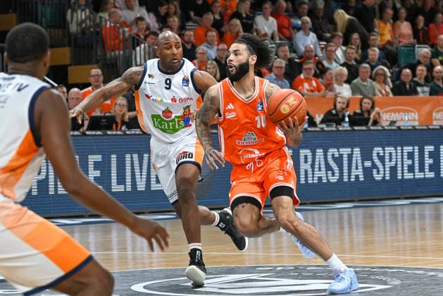 Tevin Brown RASTA Vechta, 10 on the ball against DeAndre Lansdowne Rostock Seawolves, 09 RASTA Vechta vs Rostock Seawolves, easyCredit Basketball Bundesliga, 33 Matchday, Season 2025 2026, 08 05 2026, RASTA Vechta vs Rostock Seawolves, easyCredit Basketball Bundesliga, 33 Matchday, Season 2025 2026, 08 05 2026 Vechta Copyright: xEibner-Pressefoto RobertxGertzenx EP_RGN
