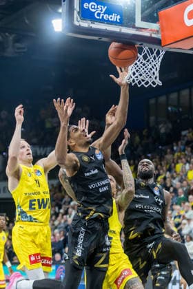 Oldenburg, Lower Saxony, DEU, 08 05 2026, Seth Hinrichs left, EWE Baskets Oldenburg David NGuessan 2 v left, Basketball Lions Braunschweig , Michale Kyser center, EWE Baskets Oldenburg and Oluwasimisola Shittu right, Basketball Lions Braunschweig EWE Baskets Oldenburg vs Basketball Lions Braunschweig Basketball 1 Basketball Bundesliga Season 2025 2026, Matchday 33, Big EWE Arena EWE Baskets Oldenburg vs Basketball Lions Braunschweig