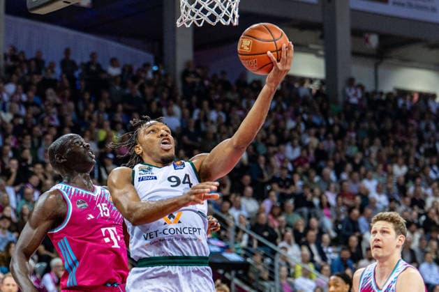 Georg King VET CONCEPT Gladiators Trier, 94 vs Kur Jongkuch Telekom Baskets Bonn, 15 , Patrick Heckmann Telekom Baskets Bonn, 33 watches Telekom Baskets Bonn vs VET CONCEPT Gladiators Trier, Basketball, easy Credit BBL, 33 Matchday, 2025 2026, 08 05 2026 Telekom Baskets Bonn vs VET CONCEPT Gladiators Trier, Basketball, easy Credit BBL, 33 Matchday, 2025 2026, 08 05 2026 Bonn Copyright: xEibner-Pressefoto GerhardxWingenderx EP_GWR
