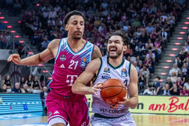 Clayton Guillozet VET CONCEPT Gladiators Trier, 04 vs Joel Sadu Aminu Telekom Baskets Bonn, 21 Telekom Baskets Bonn vs VET CONCEPT Gladiators Trier, Basketball, easy Credit BBL, 33 Matchday, 2025 2026, 08 05 2026 Telekom Baskets Bonn vs VET CONCEPT Gladiators Trier, Basketball, easy Credit BBL, 33 Matchday, 2025 2026, 08 05 2026 Bonn Copyright: xEibner-Pressefoto GerhardxWingenderx EP_GWR