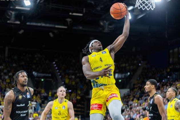 Oldenburg, Lower Saxony, DEU, 08 05 2026, Brian Fobbs center, EWE Baskets Oldenburg , Josh Hawley left, Basketball Lions Braunschweig and David NGuessan right, Basketball Lions Braunschweig EWE Baskets Oldenburg vs Basketball Lions Braunschweig Basketball 1 Basketball Bundesliga Season 2025 2026, 33 Matchday, Grosse EWE Arena EWE Baskets Oldenburg vs Basketball Lions Braunschweig