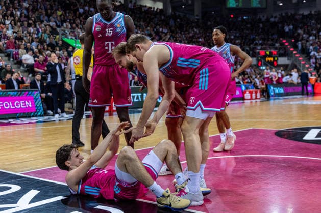 Kenan Reinhart Telekom Baskets Bonn, 08 on the floor after a foul Telekom Baskets Bonn vs VET CONCEPT Gladiators Trier, Basketball, easy Credit BBL, 33 Matchday, 2025 2026, 08 05 2026 Telekom Baskets Bonn vs VET CONCEPT Gladiators Trier, Basketball, easy Credit BBL, 33 Matchday, 2025 2026, 08 05 2026 Bonn Copyright: xEibner-Pressefoto GerhardxWingenderx EP_GWR
