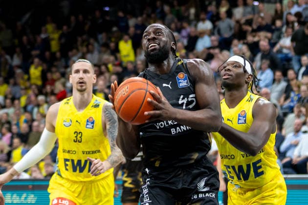 Oldenburg, Lower Saxony, DEU, 08 05 2026, Oluwasimisola Shittu center, Basketball Lions Braunschweig , Brian Fobbs right, EWE Baskets Oldenburg and Tomislav Zubcic left, EWE Baskets Oldenburg EWE Baskets Oldenburg vs Basketball Lions Braunschweig Basketball 1 Basketball Bundesliga Season 2025 2026, 33 Matchday, Grosse EWE Arena EWE Baskets Oldenburg vs Basketball Lions Braunschweig