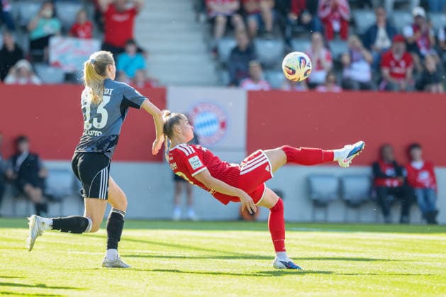 Fallrueckzieher Giulia Gwinn FC Bayern Muenchen, 07 with Amanda Ilestedt Eintracht Frankfurt, 13 , GER, FC Bayern Muenchen vs Eintracht Frankfurt, Soccer, Google Pixel Womens Bundesliga, 25 Matchday, Season 2025 2026, 09 05 2026, DFL DFB REGULATIONS PROHIBIT ANY USE OF PHOTOGRAPHS as IMAGE SEQUENCES and or QUASI VIDEO, GER, FC Bayern Muenchen vs Eintracht Frankfurt, Football, Google Pixel Womens Bundesliga, 25 Matchday, Season 2025 2026, 09 05 2026 Muenchen Copyright: xEibner-Pressefoto JennixMaulx EP_JML