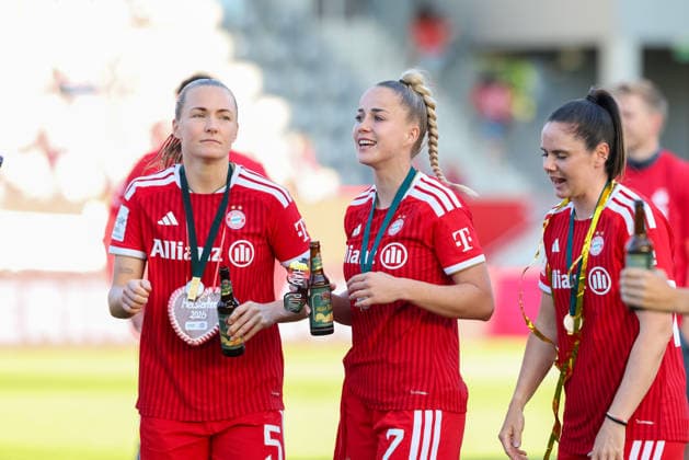 Giulia Gwinn FC Bayern Muenchen, 07 with beer with ffcbv05 ubd Sarah Zadrazil FC Bayern Muenchen, 25 , Meisterfeier, Meisterschale, Emotionen, GER, FC Bayern Muenchen vs Eintracht Frankfurt, Fussball, Google Pixel Frauen Bundesliga, 25 Spieltag, Season 2025 2026, 09 05 2026, DFL DFB REGULATIONS PROHIBIT ANY USE OF PHOTOGRAPHS as IMAGE SEQUENCES and or QUASI VIDEO, GER, FC Bayern Muenchen vs Eintracht Frankfurt, Football, Google Pixel Womens Bundesliga, 25 Matchday, Season 2025 2026, 09 05 2026 Muenchen Copyright: xEibner-Pressefoto JennixMaulx EP_JML