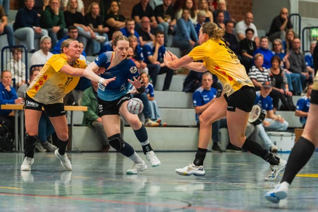 Lena Smolik HC Roedertal, 27 in duel with Lea Friderike Albers Bergischer HC, 22 Bergischer HC vs HC Roedertal, Handball, 2 Handball Bundesliga, Matchday 27, Season 2025 26, 09 05 2026, Bergischer HC vs HC Roedertal, Handball, 2 HBL, Matchday 27, Season 2025 26, 09 05 2026 Solingen Copyright: xEibner-Pressefoto LukasxBaldygax EP_LBA