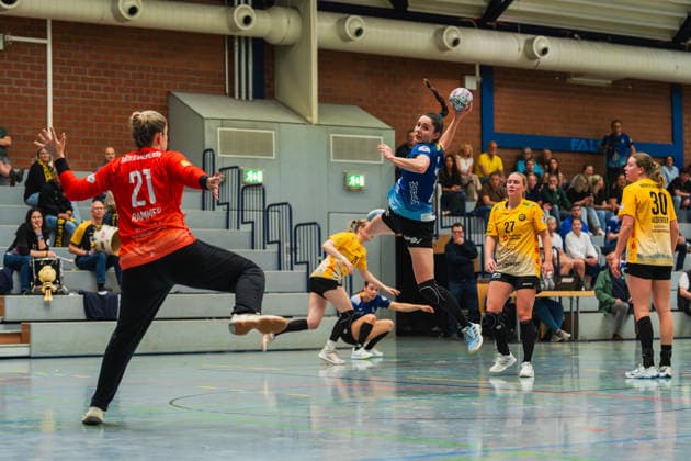 Ann Rammer HC Roedertal, 21 tries to hold the throw of Lea Friderike Albers Bergischer HC, 22 Bergischer HC vs HC Roedertal, Handball, 2 Handball Bundesliga, 27 Matchday, Season 2025 26, 09 05 2026, Bergischer HC vs HC Roedertal, Handball, 2 HBL, 27 Matchday, Season 2025 26, 09 05 2026 Solingen Copyright: xEibner-Pressefoto LukasxBaldygax EP_LBA