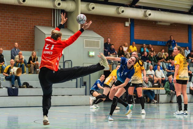 Ann Rammer HC Roedertal, 21 holds the throw of Lea Friderike Albers Bergischer HC, 22 to hold Bergischer HC vs HC Roedertal, Handball, 2 Handball Bundesliga, 27 Matchday, Season 2025 26, 09 05 2026, Bergischer HC vs HC Roedertal, Handball, 2 HBL, 27 Matchday, Season 2025 26, 09 05 2026 Solingen Copyright: xEibner-Pressefoto LukasxBaldygax EP_LBA