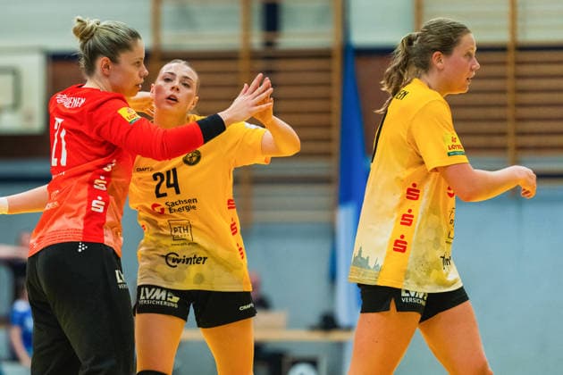 Ann Rammer HC Roedertal, 21 and Zoe Davenport HC Roedertal, 24 clap Bergischer HC vs HC Roedertal, Handball, 2 Handball Bundesliga, Matchday 27, Season 2025 26, 09 05 2026, Bergischer HC vs HC Roedertal, Handball, 2 HBL, Matchday 27, Season 2025 26, 09 05 2026 Solingen Copyright: xEibner-Pressefoto LukasxBaldygax EP_LBA