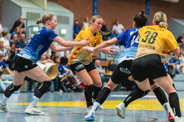 Ruby Vaessens Bergischer HC, 05 defends Lena Smolik HC Roedertal, 27 , Vesna Tolic Bergischer HC, 14 and Anna Frankova HC Roedertal, 38 in the duel Bergischer HC vs HC Roedertal, Handball, 2 Handball Bundesliga, Matchday 27, Season 2025 26, 09 05 2026, Bergischer HC vs HC Roedertal, Handball, 2 HBL, Matchday 27, Season 2025 26, 09 05 2026 Solingen Copyright: xEibner-Pressefoto LukasxBaldygax EP_LBA
