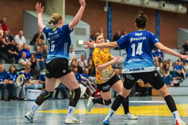 Anna Frankova HC Roedertal, 38 runs the defense of Ruby Vaessens Bergischer HC, 05 and Vesna Tolic Bergischer HC, 14 Bergischer HC vs HC Roedertal, Handball, 2 Handball Bundesliga, 27 Matchday, Season 2025 26, 09 05 2026, Bergischer HC vs HC Roedertal, Handball, 2 HBL, 27 Matchday, Season 2025 26, 09 05 2026 Solingen Copyright: xEibner-Pressefoto LukasxBaldygax EP_LBA