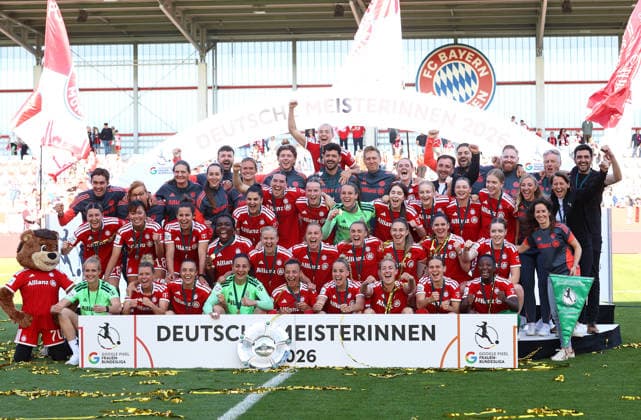 Football, Women, Google Pixel Womens Bundesliga, 25 Matchday, Season 2025 2026, FC Bayern Munich Eintracht Frankfurt, Campus The championship celebration after the match, here the FC Bayern Munich Womens team, here cheering with the championship trophy, Emotion, Team, Supervisor, Team picture, Team picture