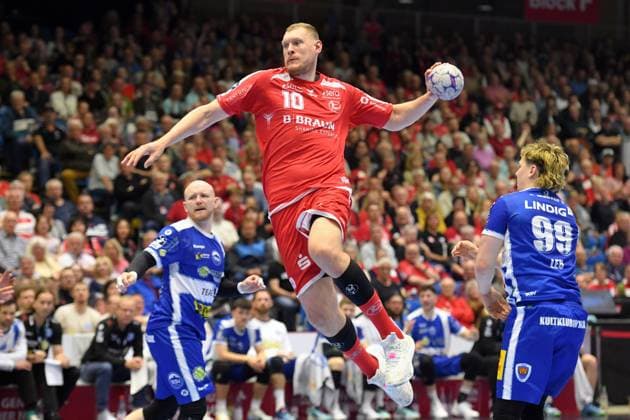 Dainis Kristopans MT Melsungen 10 on throw Tillman Leu ThSV Eisenach 99 R , GER, MT Melsungen ThSV Eisenach, Handball, 1 Bundesliga, 31 Matchday, Season 2025 2026, 09 05 2026, GER, MT Melsungen ThSV Eisenach, Handball, 1 Bundesliga, 31 Matchday, Season 2025 2026, 09 05 2026 Kassel Copyright: xEibner-Pressefotox xRolandxSippelx EP_RSL