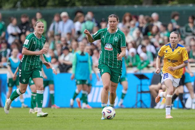 Larissa Mühlhaus SV Werder Bremen, 7 on the ball, single image, full body, action, action, match scene, THE DFB GUIDELINES PROHIBIT ANY USE OF PHOTOGRAPHS AS IMAGE SEQUENCES AND OR QUASI VIDEO DFB REGULATIONS PROHIBIT ANY USE OF PHOTOGRAPHS AS IMAGE SEQUENCES AND OR QUASI VIDEO , 10 05 2026, Bremen Germany , Soccer, Google Pixel Womens Bundesliga, SV Werder Bremen FC Carl Zeiss Jena xobx