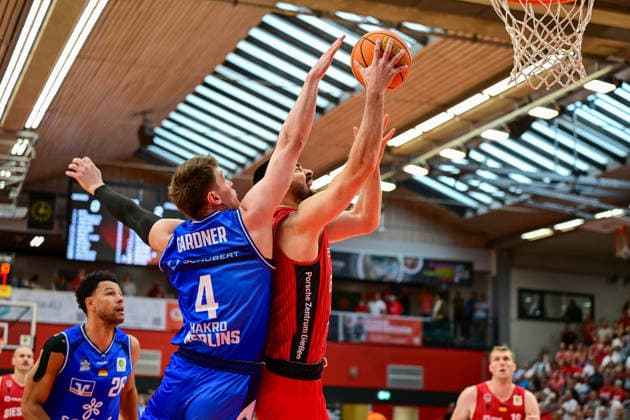 Viktor Kovacevic, Brock Gardner 2 Bundesliga Pro A, Play Off Game 2, quarter final, 46ers, Basketball, Basketball season 2025 2026, BBL, Germany, Gießen 46ers Hakro Merlins Crailsheim, Gießen in red, Men, Crailsheim in blue