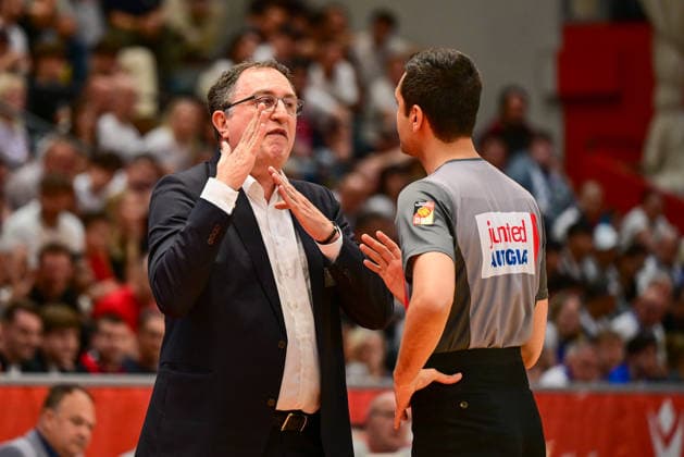 Branislav Ignjatovic discusses with the referee Dogu Innal 2 Bundesliga Pro A, Play Off game 2, quarter final, 46ers, basketball, basketball season 2025 2026, BBL, Germany, Gießen 46ers Hakro Merlins Crailsheim, Gießen in red, men, Crailsheim in blue
