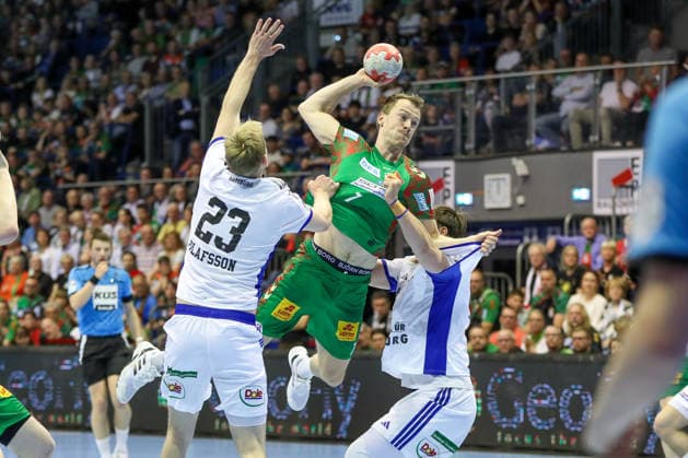 10 05 2026, xgox, Handball Daikin HBL SC Magdeburg Handball Sport Verein Hamburg emspor, v l Einar Olafsson Hamburg, 23 , Felix Claar Magdeburg, 7 , Andreas Magaard Hamburg, 4 duel, duel, fight, tackle Magdeburg