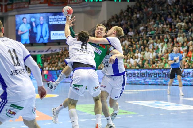 10 05 2026, xgox, Handball Daikin HBL SC Magdeburg Handball Sport Verein Hamburg emspor, v l Elias Kofler Hamburg, 6 , Gisli Thorgeir Kristjansson Magdeburg, 10 , Ferderik Bo Andersen Hamburg, 21 duel, duel, fight, tackle Magdeburg