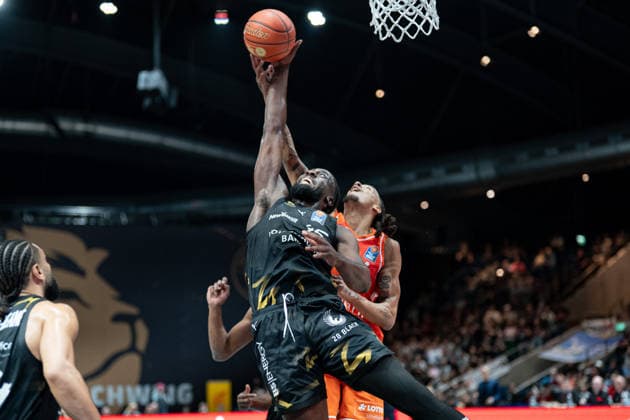 Corey Davis Nr 5 Chemnitz 99ers vs Oluwasimisola Shittu Nr 45 Basketball Loewen Braunschweig GER, Basketball Loewen Braunschweig vs Chemnitz 99ers, Basketball, easyCredit BBL, Week 34, Season 2025 26, 10 05 2026 GER, Basketball Loewen Braunschweig vs Chemnitz 99ers, Basketball, easyCredit BBL, Week 34, Season 2025 26, 10 05 2026 Braunschweig Copyright: xEibner-Pressefoto DanielxREINELTx EP_DRT