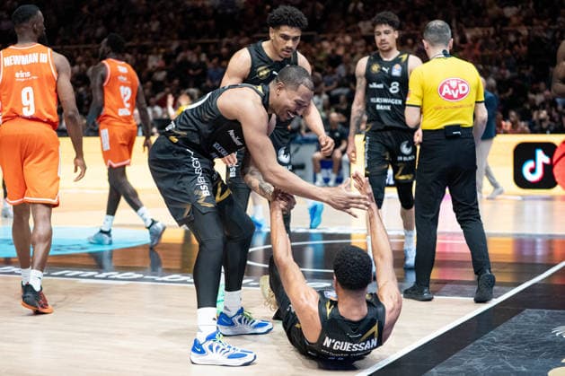 David NGuessan Nr 1 Basketball Loewen Braunschweig on the floor with Bryant Crawford Nr 20 Basketball Loewen Braunschweig and Joshua Obiesie Nr 8 Basketball Loewen Braunschweig GER, Basketball Loewen Braunschweig vs Chemnitz 99ers, Basketball, easyCredit BBL, Week 34, Season 2025 26, 10 05 2026 GER, Basketball Loewen Braunschweig vs Chemnitz 99ers, Basketball, easyCredit BBL, Week 34, Season 2025 26, 10 05 2026 Braunschweig Copyright: xEibner-Pressefoto DanielxREINELTx EP_DRT