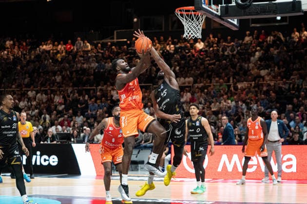 Amadou Sow Nr 12 Chemnitz 99ers vs Oluwasimisola Shittu Nr 45 Basketball Loewen Braunschweig GER, Basketball Loewen Braunschweig vs Chemnitz 99ers, Basketball, easyCredit BBL, Week 34, Season 2025 26, 10 05 2026 GER, Basketball Loewen Braunschweig vs Chemnitz 99ers, Basketball, easyCredit BBL, Week 34, Season 2025 26, 10 05 2026 Braunschweig Copyright: xEibner-Pressefoto DanielxREINELTx EP_DRT