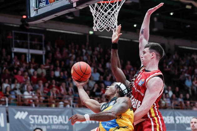 In the picture from left Stefan Smith MHP RIESEN Ludwigsburg, 3 on the ball against Charles Thompson Wuerzburg Baskets, 32 and Christian Skladanowski Wuerzburg Baskets, 19 10 05 2026, Basketball, Fitness First Wuerzburg Baskets vs MHP Riesen Ludwigsburg, easyCredit BBL, Matchday 34, Germany, 97072, tectake Arena Wuerzburg, Copyright: HMBxMedia xJulienxBecker