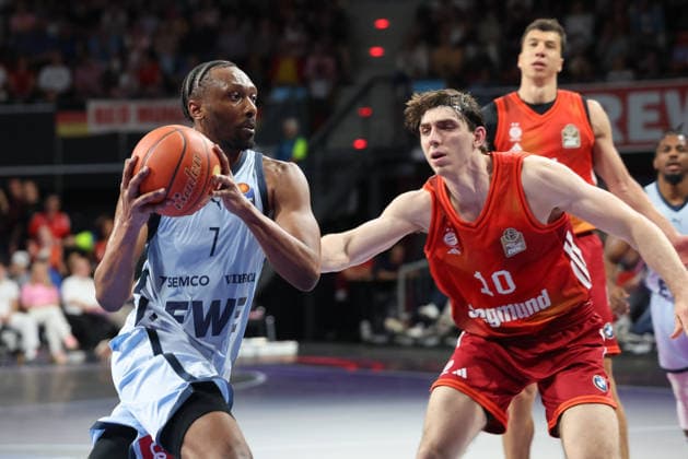 Dakarai Tucker EWE Baskets Oldenburg, 07 with ball with Justinian Jessup FC Bayern Basketball, 10 , GER, FC Bayern Basketball vs EWE Baskets Oldenburg, Basketball, easycredit Basketball Bundesliga, 34 Matchday, Season 2025 2026, 10 05 2026, GER, FC Bayern Basketball vs EWE Baskets Oldenburg, Basketball, easycredit Basketball Bundesliga, 34 Matchday, Season 2025 2026, 10 05 2026 Muenchen Copyright: xEibner-Pressefoto JennixMaulx EP_JML