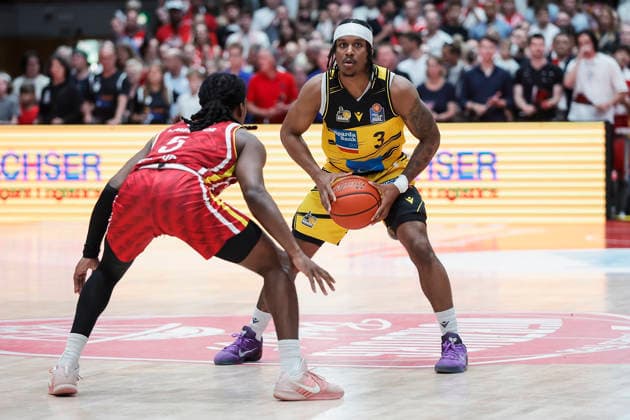 In the picture from left Marcus Carr Wuerzburg Baskets, 5 against Stefan Smith MHP RIESEN Ludwigsburg, 3 on the ball 10 05 2026, Basketball, Fitness First Wuerzburg Baskets vs MHP Riesen Ludwigsburg, easyCredit BBL, 34 Matchday, Germany, 97072, tectake Arena Wuerzburg, Copyright: HMBxMedia xJulienxBecker