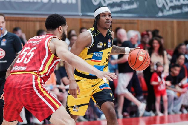 In the picture from left David Muenkat Wuerzburg Baskets, 55 against Stefan Smith MHP RIESEN Ludwigsburg, 3 on the ball 10 05 2026, Basketball, Fitness First Wuerzburg Baskets vs MHP Riesen Ludwigsburg, easyCredit BBL, 34 Matchday, Germany, 97072, tectake Arena Wuerzburg, Copyright: HMBxMedia xJulienxBecker