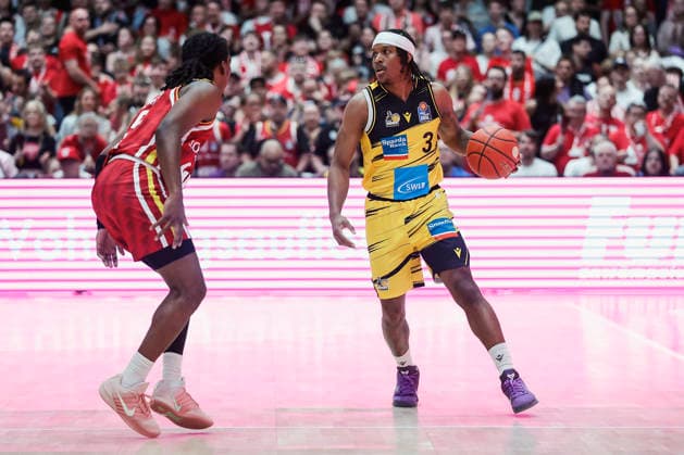 In the picture from left Marcus Carr Wuerzburg Baskets, 5 against Stefan Smith MHP RIESEN Ludwigsburg, 3 on the ball 10 05 2026, Basketball, Fitness First Wuerzburg Baskets vs MHP Riesen Ludwigsburg, easyCredit BBL, 34 Matchday, Germany, 97072, tectake Arena Wuerzburg, Copyright: HMBxMedia xJulienxBecker