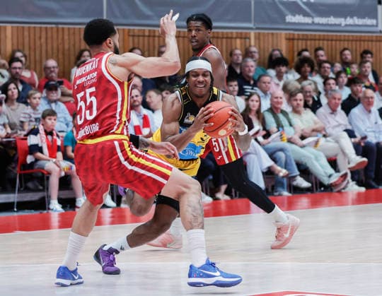 In the picture from left David Muenkat Wuerzburg Baskets, 55 , Stefan Smith MHP RIESEN Ludwigsburg, 3 on the ball and Marcus Carr Wuerzburg Baskets, 5 10 05 2026, Basketball, Fitness First Wuerzburg Baskets vs MHP Riesen Ludwigsburg, easyCredit BBL, 34 Matchday, Germany, 97072, tectake Arena Wuerzburg, Copyright: HMBxMedia xJulienxBecker